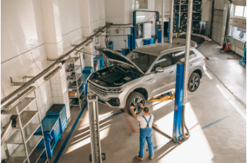 Autoservis s autem na zvedáku